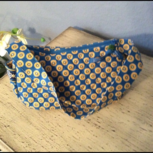 Vera Bradley Handbags - VERA BRADLEY PURSE THAT LOOKS LIKE NEW-GORGEOUS